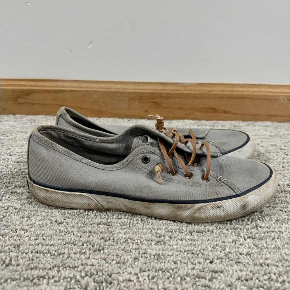 Women’s Sperry boat shoes. Size  8.5